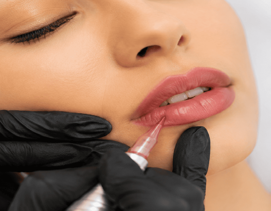 Micropigmentación de labios en Tenerife realizada por una especialista mientras diseña y pigmenta el contorno labial para conseguir un efecto natural y rejuvenecido